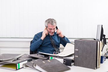 Mann am Schreibtisch überarbeitet, Burnout Stress