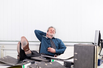 Mann am Schreibtisch überarbeitet, Burnout Stress