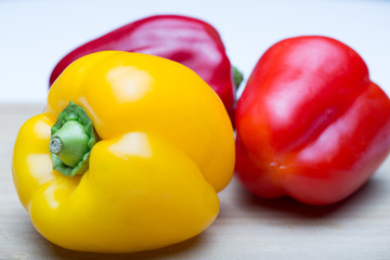 gelbe und rote paprikas in grossansicht