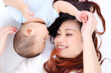Obraz na płótnie Canvas Asian mother and baby