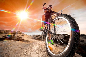 Bicicleta de montaña.Deportes y ciclismo.Estilo de vida y aventuras.Vida saludable,Carrera de...