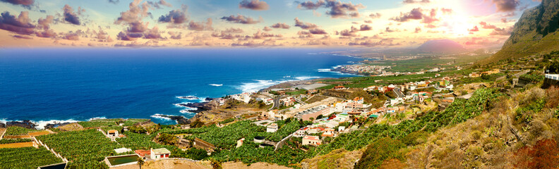 Naklejka na ściany i meble Sitios de interes y turismo en las Islas Canarias. Playas de España. Puesta de sol en pueblo de costa en Tenerife.