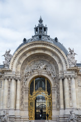 Obraz premium Paris, Petit Palais, facade with the golden door