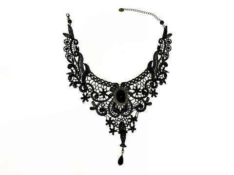 Collana o collarino gotico isolato su sfondo bianco