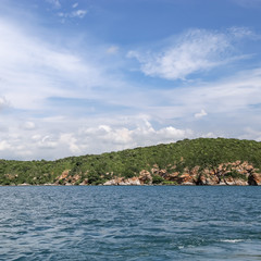 Naklejka premium Island on sea with cloud