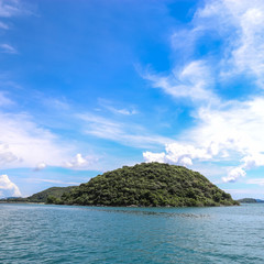 Naklejka premium Island on sea with cloud