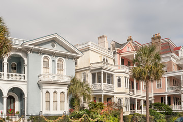 Naklejka premium Historyczne rezydencje w pastelowych kolorach wzdłuż ulicy Battery w Charleston, Karolina Południowa