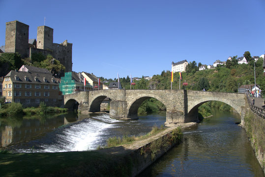Die Burgen Runkel und Schadeck &uuml;ber der Lahnbr&uuml;cke von Runkel an der Lahn