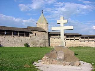 Памятный крест, установленный в честь 1100-летия Пскова. Псковский кремль. Псков.