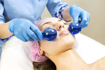 Naklejka premium Process cosmetic mask of massage and facials in beauty salon 