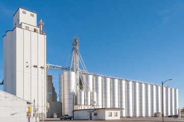 Obraz premium Tower and silos of big grain elevator in rural Texas, USA 