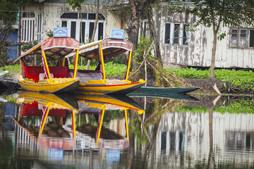 Obraz premium Lifestyle in Dal lake, local people use 'Shikara', a small boat for transportation in the lake of Srinagar, Jammu and Kashmir state, India.