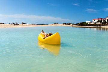 sieste dans le lagon