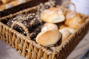 Obraz premium Wicker Woven Basket of Fresh Baked Bread at Farmer's Market