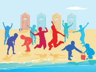 Kinder toben und spielen am Strand