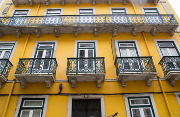 Hausfassade mit  Balkone in Lissabon / Portugal