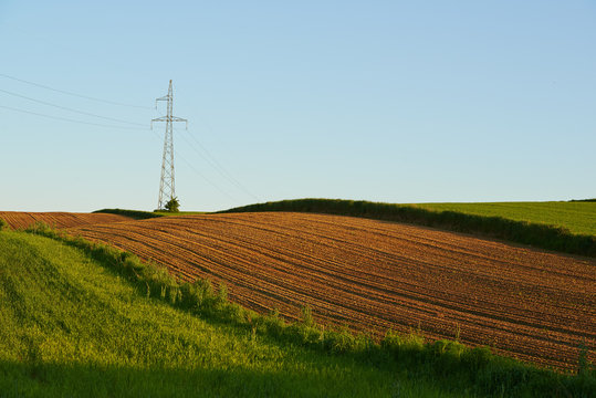 Słupy energetyczne na polu
