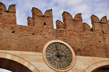 Stadttor von Verona mit Uhr