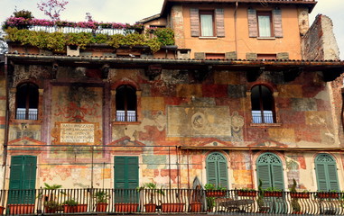 Wundervoll bemaltes Haus auf der Piazza delle Erbe
