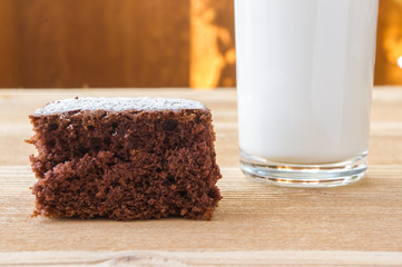 słodkie ciasto kakaowe czekoladowe na drewnianym stole