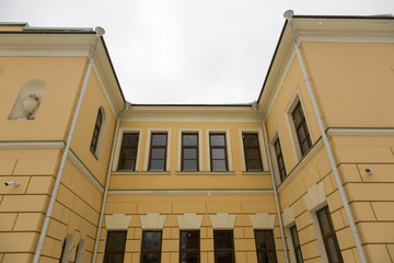 Obraz premium MOSCOW, RUSSIA - FEBRUARY 12, 2017: Renovated old manor house in the Red Rose city's block on a snowy day