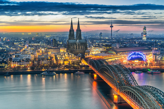 K&ouml;ln: K&ouml;lner Dom mit Hohenzollernbr&uuml;cke und Rhein 
