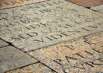 Steinerne Bodenplatten im Dom Santa Maria Matricolare in Verona