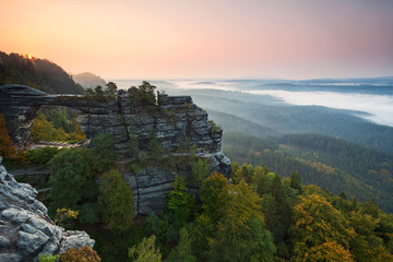 Sonnenaufgang am Prebischtor / Pravčická brána. Böhmische Schweiz im Herbst. Herbstnebel im Tal.