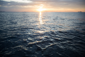 Obraz premium ocean wave splitted by waterline to sunset view