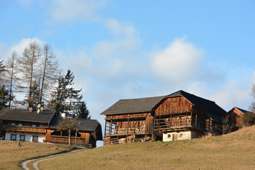 alte Bauernhäuser im Gadertal