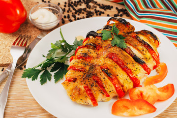Запеченная куриная грудка, фаршированная перцем