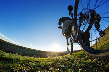 Plakat closeup of a cyclist on a sport mountain bike. travel in countryside