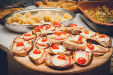 Antipasto bruschette con pomodoro e mozzarella