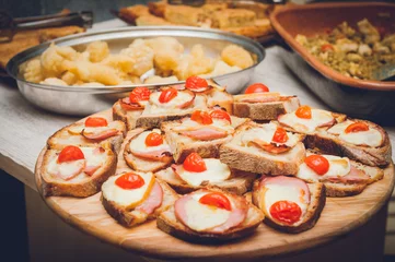 Keuken spatwand met foto Antipasto bruschette con pomodoro e mozzarella © gabrielhector
