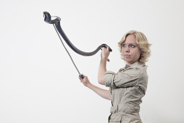Frau mit Kobra auf dem Schlangenhaken