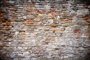 Rustikale Ziegelsteinmauer  / Eine rustikale Mauer aus versetzten und abgebrochenen Ziegelsteinen.