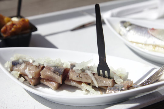 Haring met uitjes eten