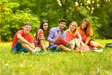 Fototapeta na wymiar a group of students with notebooks in a Park on a Sunny day