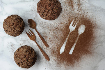 smakowite, czekoladowe muffinki obsypane, oprószone kakao