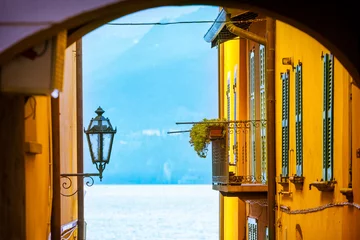 Fotobehang Uitzicht op het Comomeer door ouderwetse ramen © afinocchiaro