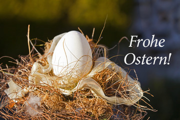 Obraz premium Ein Osterei im Gesteck