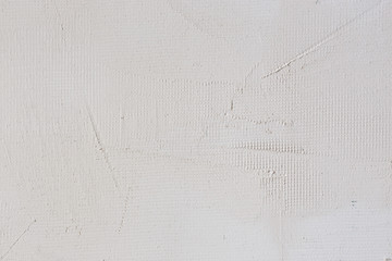 White structural plaster on the wall with installed mesh