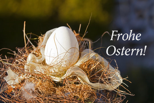 Ein Osterei im Gesteck