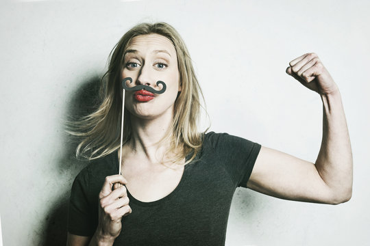 femme avec moustaches d'homme postiche