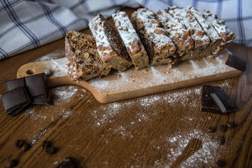 Кекс с сухофруктами, шоколад и зерна кофе