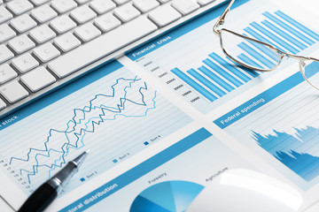 Obraz premium Preparing average sales report