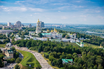 Kiev Pechersk Lavra une vue de dessus sur les rives du Dniepr
