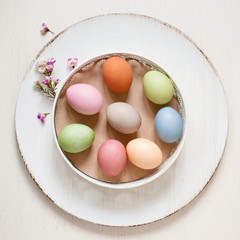 Bunte Ostereier, h&uuml;bsch angerichtet in einer Schale