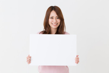 ホワイトボードを持つ女性　笑顔 - obrazy, fototapety, plakaty