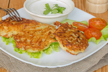 Картофельные котлеты со сметаной и черри.